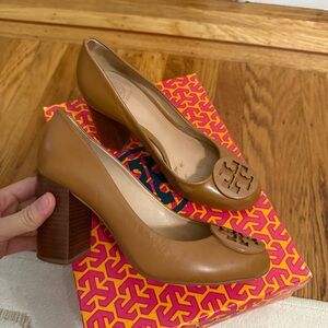 Tory Burch LEATHER POWDER COATED LOGO PUMP 85 MM HEEL MESTICO ROYAL TAN 5.5 EUC